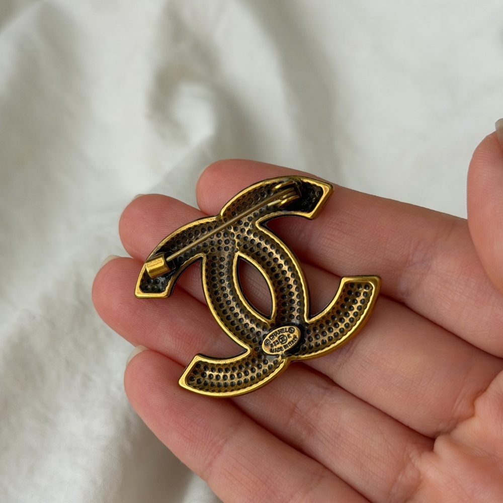 CHANEL Gold-Tone Embossed CC Logo Brooch - Picture 7 of 8